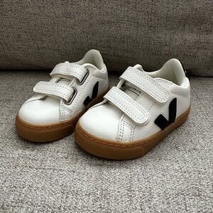 Toddler Veja shoes with Velcro closure. Size 6 (EUR 22).